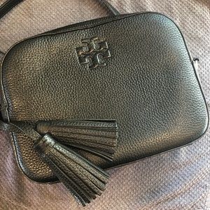 LIKE NEW - no signs of wear Tory Burch Thea Camera Bag